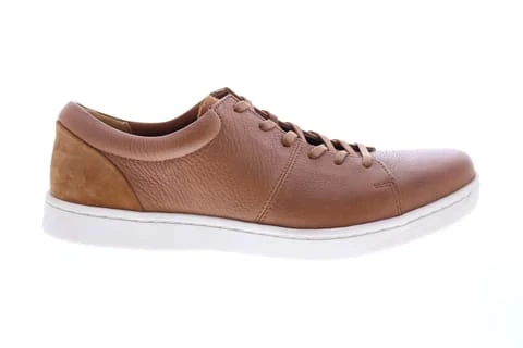 حذاء Clarks Un Trail Form رجالي – حذاء سنيكر منخفض من جلد عسلي مع كعب من الجلد المدبوغ، نعل مطاطي أبيض